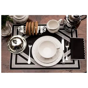 Lüks siyah ve beyaz keten işlemeli geometrik Placemat ve ev restoran düğün paspaslar ve pedleri için peçete seti