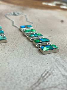 สร้อยคอดอกรักเร่นกยูงสีเงินสเตอร์ลิงทำด้วยมือด้วยการออกแบบลายดอกไม้ที่หรูหราและเครื่องประดับอัญมณีแท้ - Product Image 3