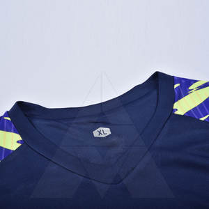 ชุดฟุตบอลขายดีรุ่นใหม่ล่าสุด ชุดฝึกซ้อมกีฬา ผลิตจากโพลีเอสเตอร์ 100% สีและโลโก้สั่งทำได้ ใช้ได้ทุกฤดู - Product Image 2