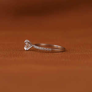 Anillo de compromiso chapado en oro macizo de 18 quilates de lujo clásico, ajuste pavimentado de diamantes cultivados en laboratorio, acento de estilo moderno para mujeres con certificación IGI - Product Image 2