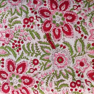 Tissu en coton biologique imprimé à la main Sanganeri, motif floral blanc et rose, respirant, pour ameublement - Product Image 1