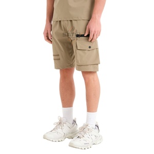 Ensemble coordonné de haute qualité pour hommes, noir et blanc, composé d'un t-shirt à manches raglan courtes et d'un short, personnalisable, idéal pour la salle de sport ou les tenues décontractées estivales - Product Image 5