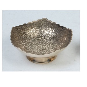 Tazón para Servir Ensaladas con Diseño Decorativo Grabado a Mano para Catering, Tazón para Mezclar Ensaladas, Pulido Brillante - Product Image 1