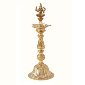 Candelabro de metal antiguo de latón chapado en oro, base para velas, para decoración festiva de iglesias y eventos. - Product Image 1
