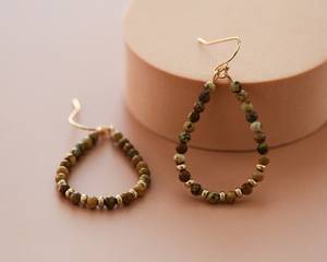 Pendientes de cuentas bohemias con flecos en cascada Andy de diseño turquesa, regalo de joyería único - Product Image 2