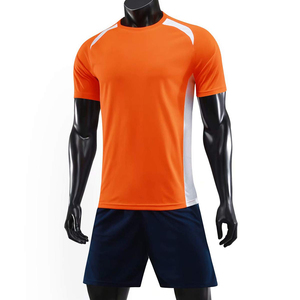 Ensembles d'uniformes de football personnalisés à dégradé de couleurs, impression numérique de dernière génération, 100% polyester, vêtements de sport unisexes pour adultes - Product Image 1