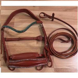 Bridon de chasseur de chevaux en cuir rembourré confortable avec bride de nez ornée de bijoux et rênes à prise libre - Product Image 3
