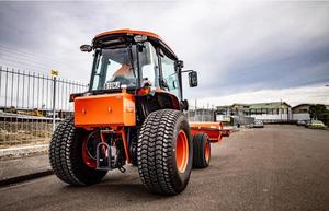 Tractor de Ruedas Neilo Equipment de 57 HP y 4 Ruedas Motrices para Contratistas con Funciones de Barredora de Carreteras, Bomba, Motor y Componentes Centrales de la Caja de Cambios - Product Image 4