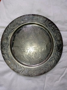 Assiette de présentation gravée en argent antique avec motif d'oiseau et de feuille Plateau décoratif élégant pour table à manger Décoration intérieure vintage - Product Image 4