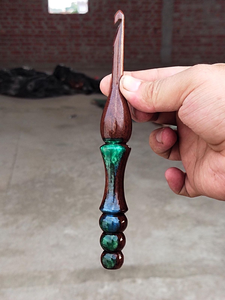 Ensemble de crochets en bois et résine faits à la main de qualité supérieure |   Crochet ergonomique à poignée lisse pour le tricot, le tissage du fil et les outils de bricolage - Product Image 3