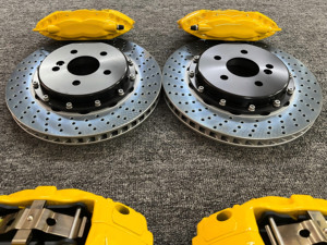 Kit de freinage haute performance avec étriers 4 pistons style F50 avant et F40 arrière, disques flottants 330 mm pour <span class=keywords><strong>Mercedes</strong></span>-Benz <span class=keywords><strong>W209</strong></span> <span class=keywords><strong>CLK</strong></span> <span class=keywords><strong>270</strong></span> <span class=keywords><strong>CDI</strong></span> - Product Image 2
