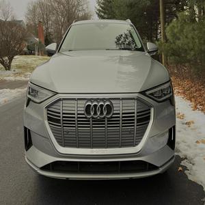 Audi E-tron Premium Plus 2021 d'occasion en excellent état, double moteur, transmission intégrale, diesel turbo, SUV avec suspension pneumatique adaptative et faible kilométrage - Product Image 1