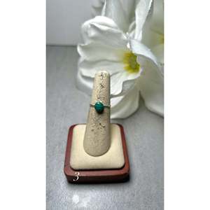 Anillo Navajo Hecho a Mano con Malaquita y Plata de Ley, Obra de Colección Cultural - Product Image 3