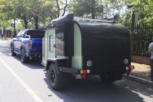 Remolque <span class=keywords><strong>de</strong></span> caravana todoterreno tipo lágrima, pequeña caravana <span class=keywords><strong>de</strong></span> viaje con cocina extraíble, cama doble y suspensión independiente - Product Image 2