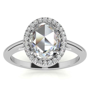 Anillo de diamantes clásicos de plata Starling 925 con piedra central de forma ovalada rodeada de pequeños diamantes de moissanita VVS de corte redondo - Product Image 1