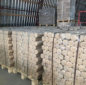 Briquettes de bois de haute qualité à vendre en vrac, combustible écologique pour le chauffage et la combustion, disponible à <span class=keywords><strong>prix</strong></span> avantageux. - Product Image 3