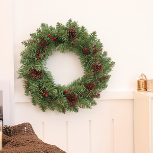 <span class=keywords><strong>Guirlande</strong></span> <span class=keywords><strong>de</strong></span> Noël avec boules <span class=keywords><strong>de</strong></span> Noël, pommes <span class=keywords><strong>de</strong></span> pin, décorations <span class=keywords><strong>de</strong></span> rennes, design rond en plastique simulé pour la décoration <span class=keywords><strong>de</strong></span> porte - Product Image 4