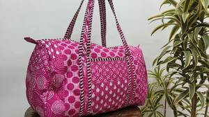 Sac de voyage tactique en coton matelassé imprimé à la main, imprimé tribal lumineux |   Sac à bandoulière de sport et de yoga |   Durable, grande capacité - Product Image 2