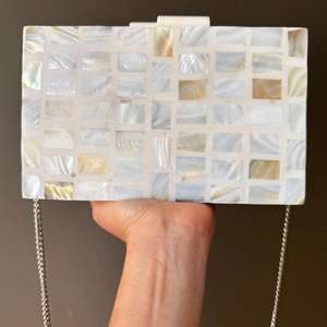 Bolso de Mano Clutch con Incrustaciones de Nácar Hecho a Mano, Ecológico y de Venta Caliente, en Color Blanco MOP con Cadenas para Niñas y Damas - Product Image 2