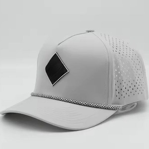 Gorra de 5 paneles impermeable OEM personalizada al por mayor gorra de béisbol y golf perforada con láser con parche de logotipo de goma - Product Image 1