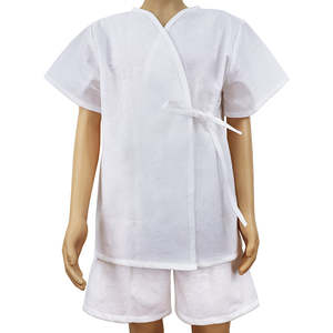 Ensemble de peignoirs jetables deux pièces avec haut à col en V à nouer devant et taille ajustable, y compris un short - Product Image 2