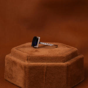 Anillo de compromiso de oro macizo 18KT corte esmeralda oculto Halo moda de lujo con diamante cultivado en laboratorio azul oscuro certificado IGI - Product Image 2