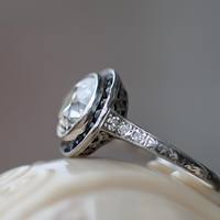Bague de fiançailles SPARKLING SPLENDOR en argent sterling plaqué or avec moissanite OEC taille antique 2,50 carats et halo de saphirs sertis clos