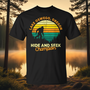 Camiseta de campeón de Bigfoot Hide And Seek de Lake Oswego, Oregón, diseño retro, unisex, cuello redondo, manga corta, promocional para adultos - Product Image 3