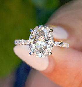 Bague de fiançailles scintillante en moissanite de taille ovale de 4 ct, halo caché, pavé à une broche pour femme en or blanc massif 14 carats - Product Image 1