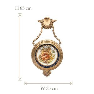 Art mural antique en laiton avec cadre orné suspendu et pièce maîtresse en porcelaine florale au design royal vintage - Product Image 5