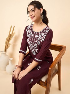 Motivos étnicos granate bordados Chikankari puro algodón Kurta con pantalón - Product Image 5