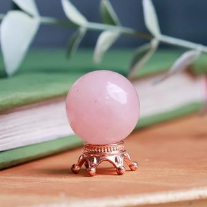Bola de piedra de cuarzo rosa hecha a mano para la meditación curativa de alivio del estrés de energía positiva - Product Image 2