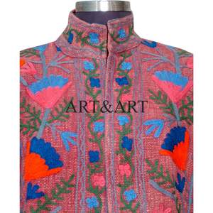 Chaqueta de Mujer Bohemia de Algodón Acolchado de Invierno con Bordado Suzani Hecho a Mano en India - Product Image 3