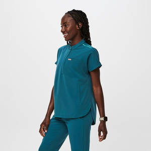 Uniformes de enfermera de alta calidad para hospitales médicos, uniformes de cuello simulado con dos bolsillos delanteros tejidos personalizados - Product Image 3