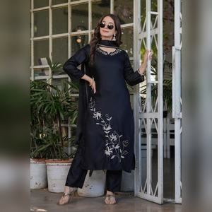 Dernier modèle de costume tendance en rayonne slub avec dupatta en soie chinon prêt à être expédié, nouvelle collection 2025 pour la mode - Product Image 4