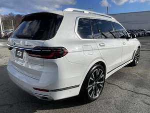 Véhicule utilitaire sport de luxe d'occasion 2025 M50i 4WD Edition - Product Image 3