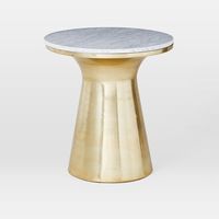 Table basse en métal écologique avec plateau en verre pour salon moderne, s'harmonisant avec les canapés sectionnels et les fauteuils