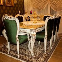 Table à manger en bois poli avec ensemble de chaises conçu pour les intérieurs brillants restaurants de luxe et hôtels élégants
