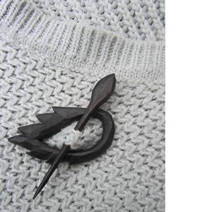 Épingles à châle en bois faites à la main à bas prix idéales pour les magasins d'accessoires de bijoux et d'écharpes pour la revente - Product Image 3