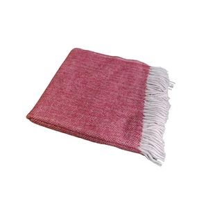Longue durée Berry Red Diamond Herringbone Tartan Couvertures Couvertures Tartan à la mode - Product Image 4