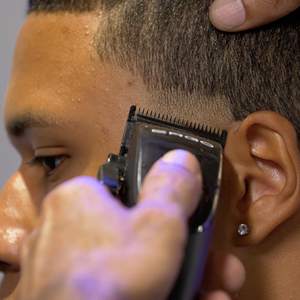 Imán Profesional para Máquinas de Cortar Pelo de Barbero con 5 Protectores, Base de Carga y 3 Tapas de Colores Personalizables (Negro, Rosa, Azul) - Product Image 3