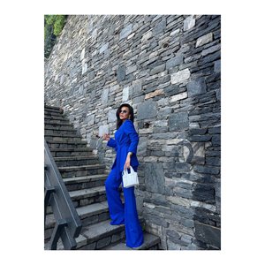 Completo giacca con cintura e pantalone da donna - Product Image 4