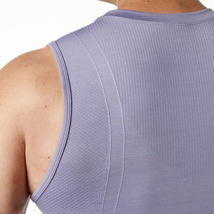 Camiseta Deportiva sin Costuras Morada para Hombre con Logotipo Personalizado - Product Image 4