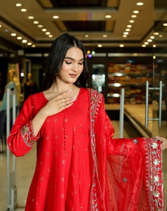 Conjuntos de Kurti Anarkali Étnicos Tradicionales de la India, Tela de Rayón, Cuello en V, Mangas Largas, Decoración Floral, Lavable a Máquina, Largo hasta la Rodilla - Product Image 4