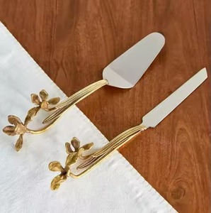 Ensemble de serveur de gâteau en laiton design de poignée en boucle minimaliste finition dorée élégante - Product Image 6