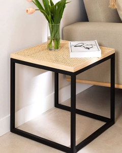 Mejore su espacio vital con nuestra moderna mesa de centro redonda, que muestra una tapa de mármol blanco y una base de metal geométrico dorado - Product Image 6