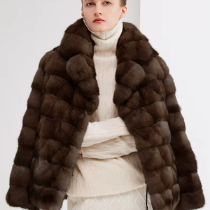 Manteau en fourrure de zibeline brun foncé de qualité supérieure, couleur fermier, taille moyenne, coupe ajustée, élégant, pour femme, manteau d'hiver en vison - Product Image 1