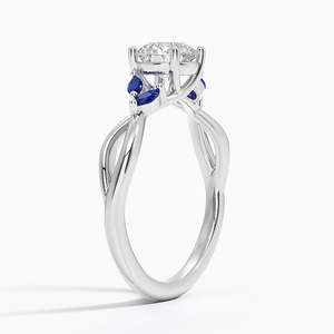 Anillo de compromiso de tres piedras con centro de diamante y detalles de zafiro en banda de Oro original de 14K Diamante de laboratorio certificado - Product Image 6