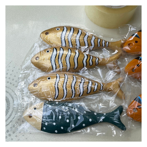 Pescado de madera natural con grano y superficie pulida utilizada en templos budistas y altares - Product Image 2