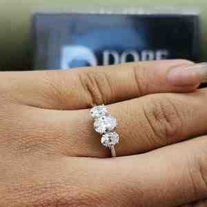 แหวนหมั้นเพชรโมอิสซาไนต์ทรงรีสวยหรู 3 เม็ด ประดับด้วยทอง 14K ชุบบนสแตนเลส ได้รับการรับรองจาก IGI - Product Image 6